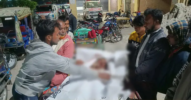 হাসপাতাল প্রাঙ্গণে নিহত স্কুল শিক্ষকের মরদেহ